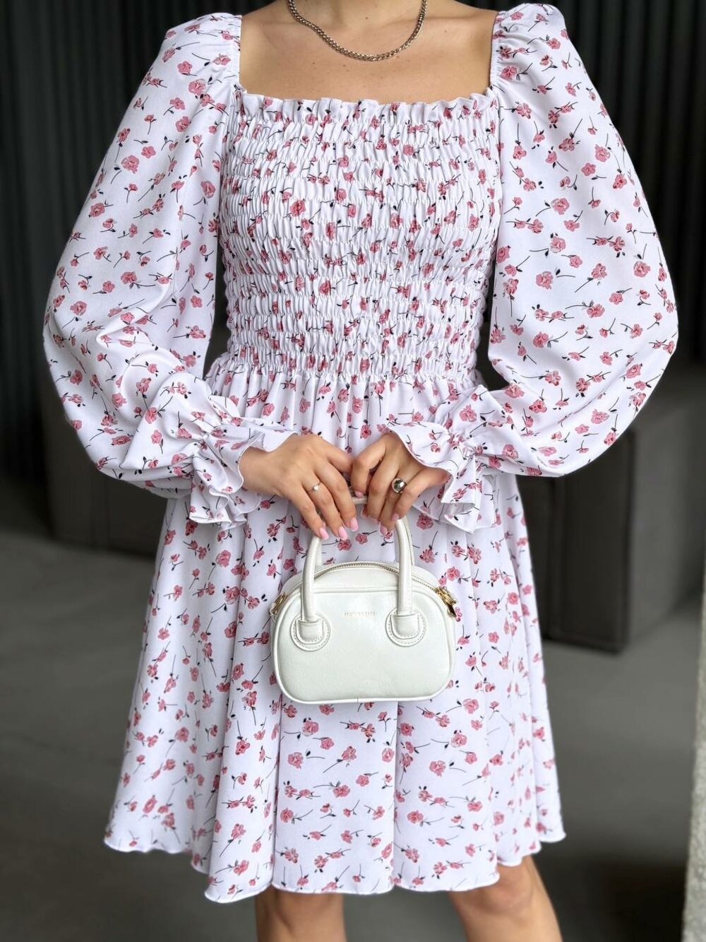 Платье с длинным рукавом и резинкой на груди, цвет белый