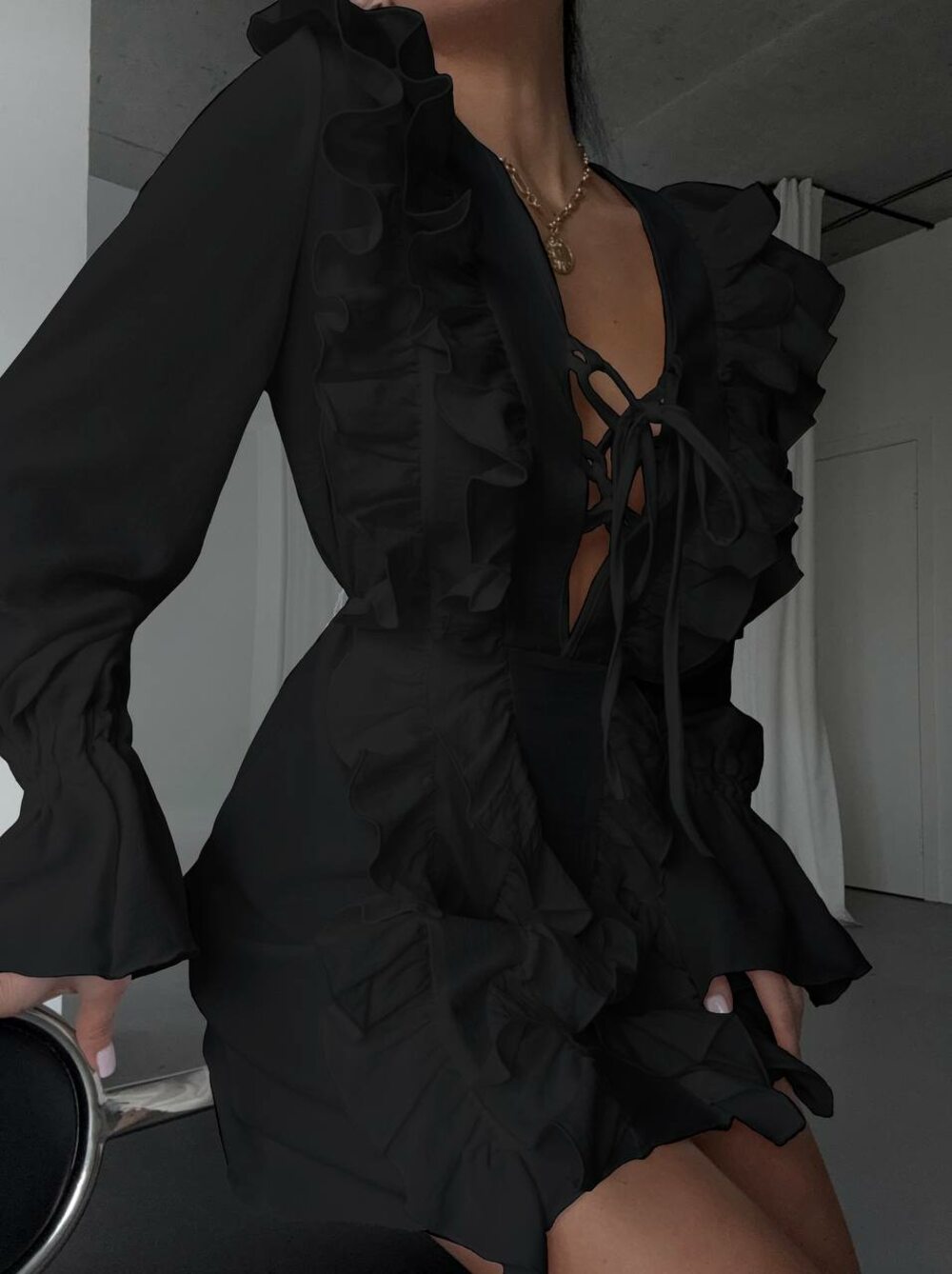 Міні-сукня з рюшами та довгим рукавом, колір чорний