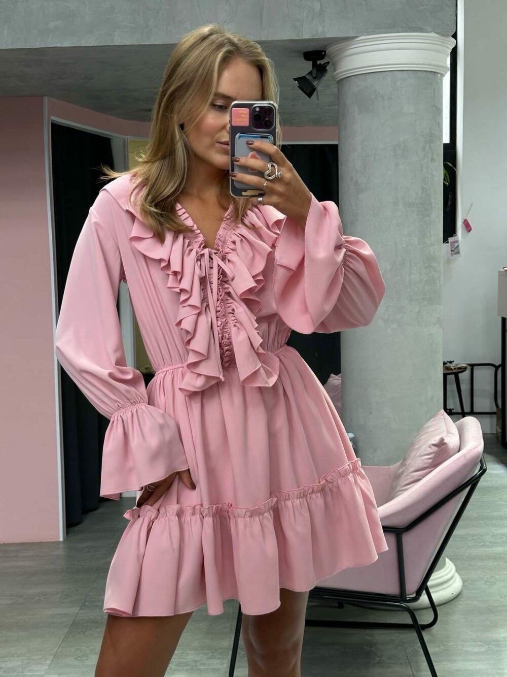 Стильне плаття з рушами, довгим рукавом, талія на гумці, колір пудра