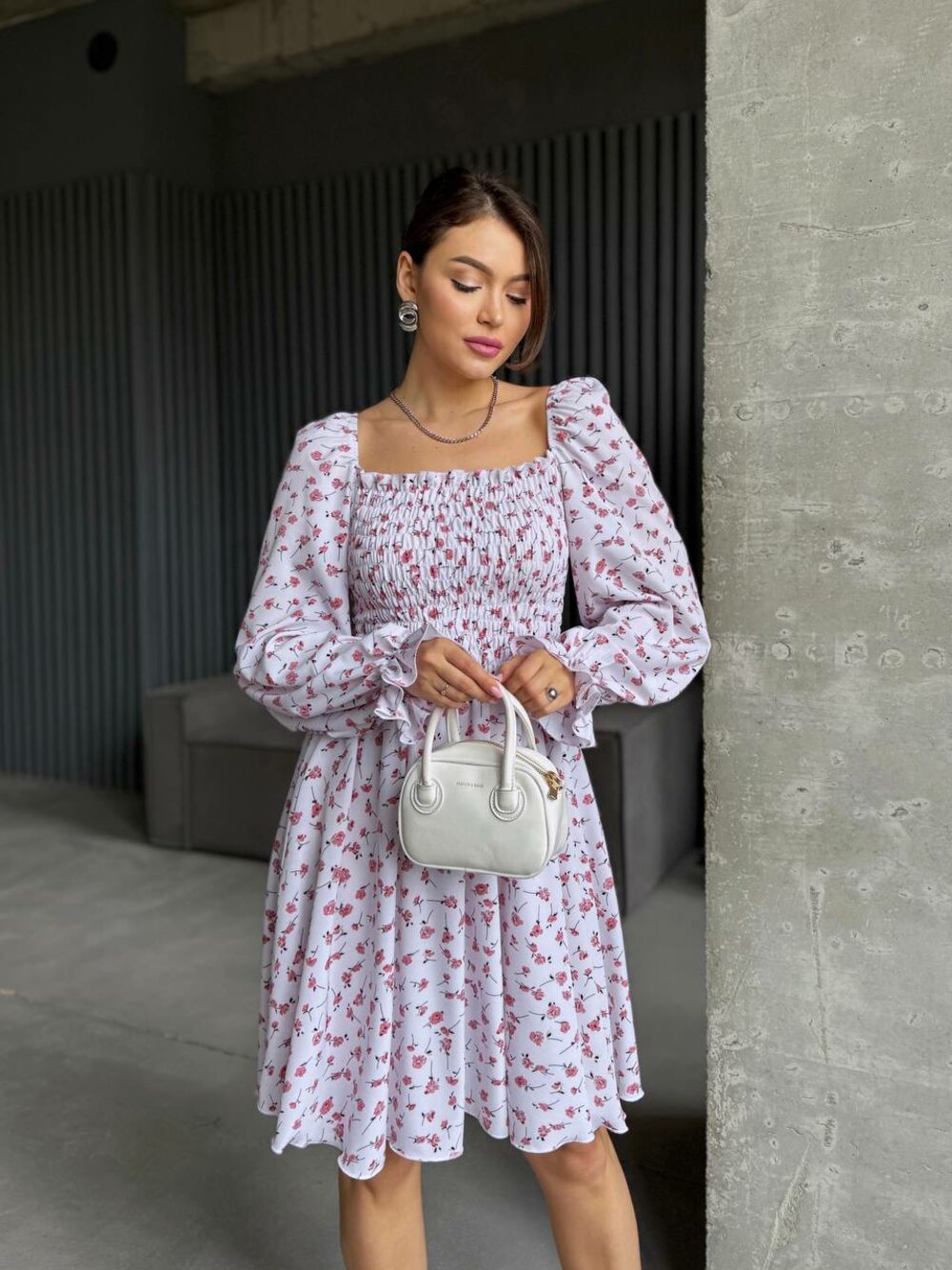 Платье с длинным рукавом и резинкой на груди, цвет белый