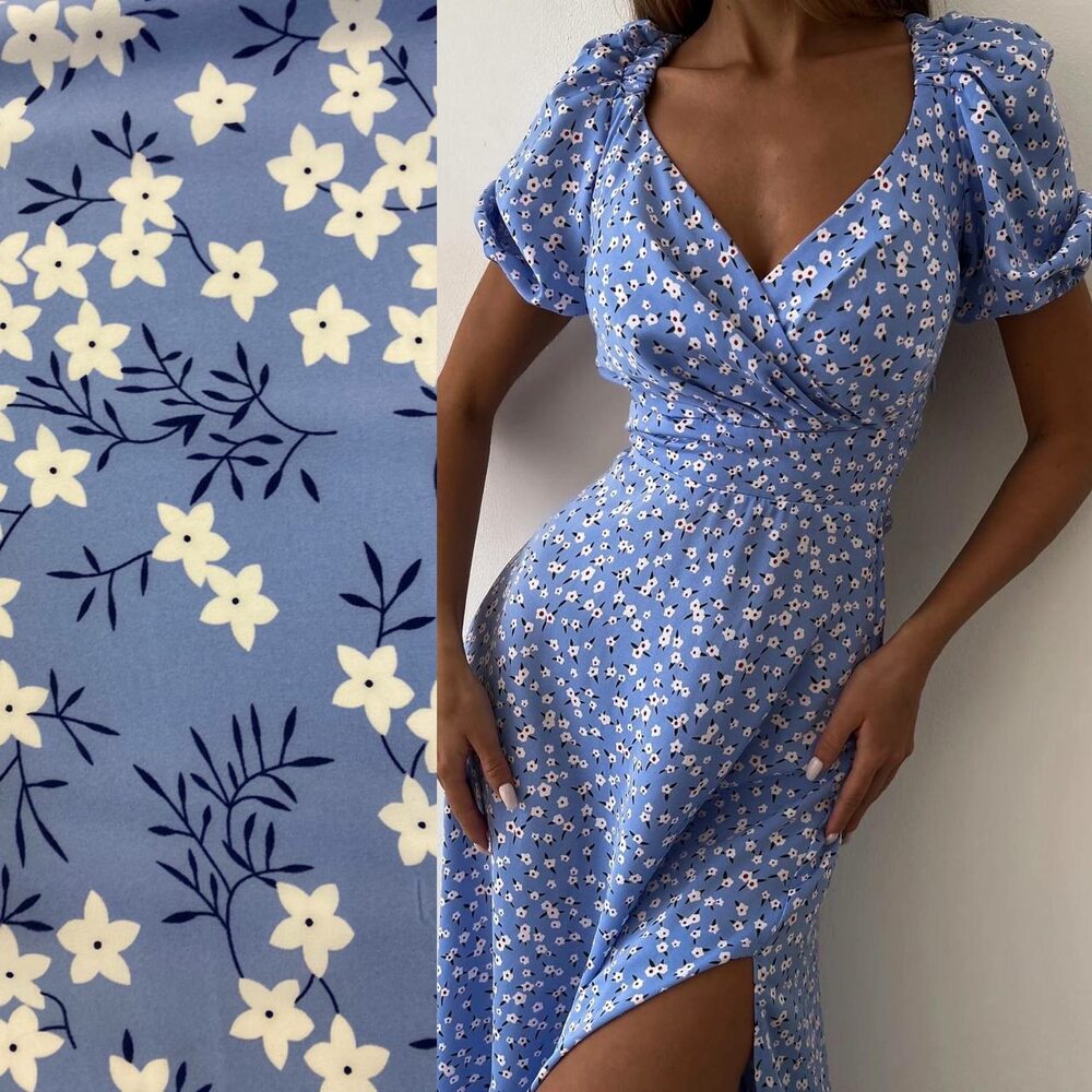 Модное платье с цветочным узором летящий фасон цвет голубой