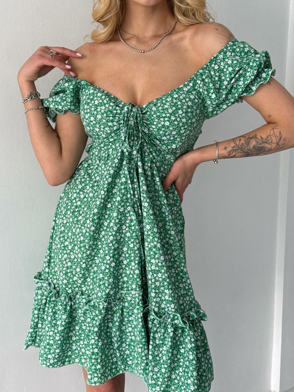 Яскрава літня сукня, колір зелений