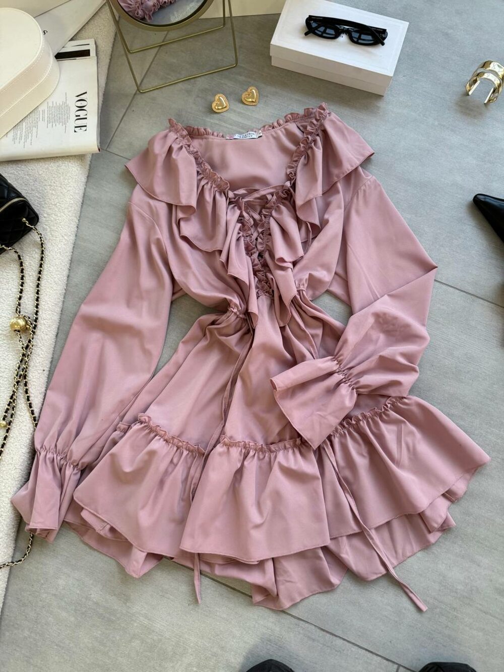 Сукня з рюшами та довгим рукавом, колір пудра