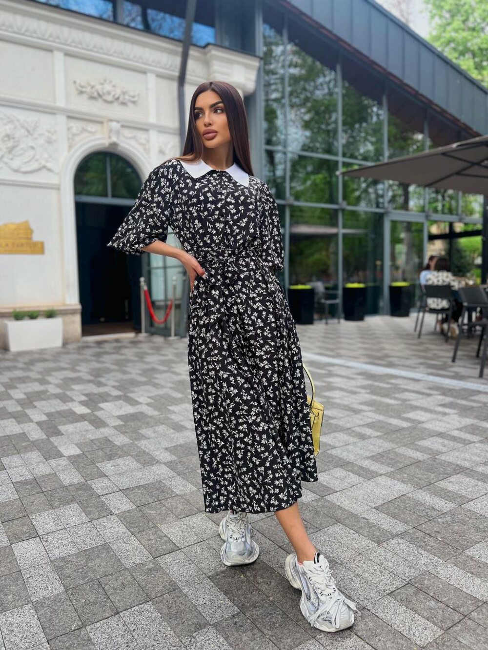 Платье с белым воротником и поясочком, цвет черный с белым цветочком