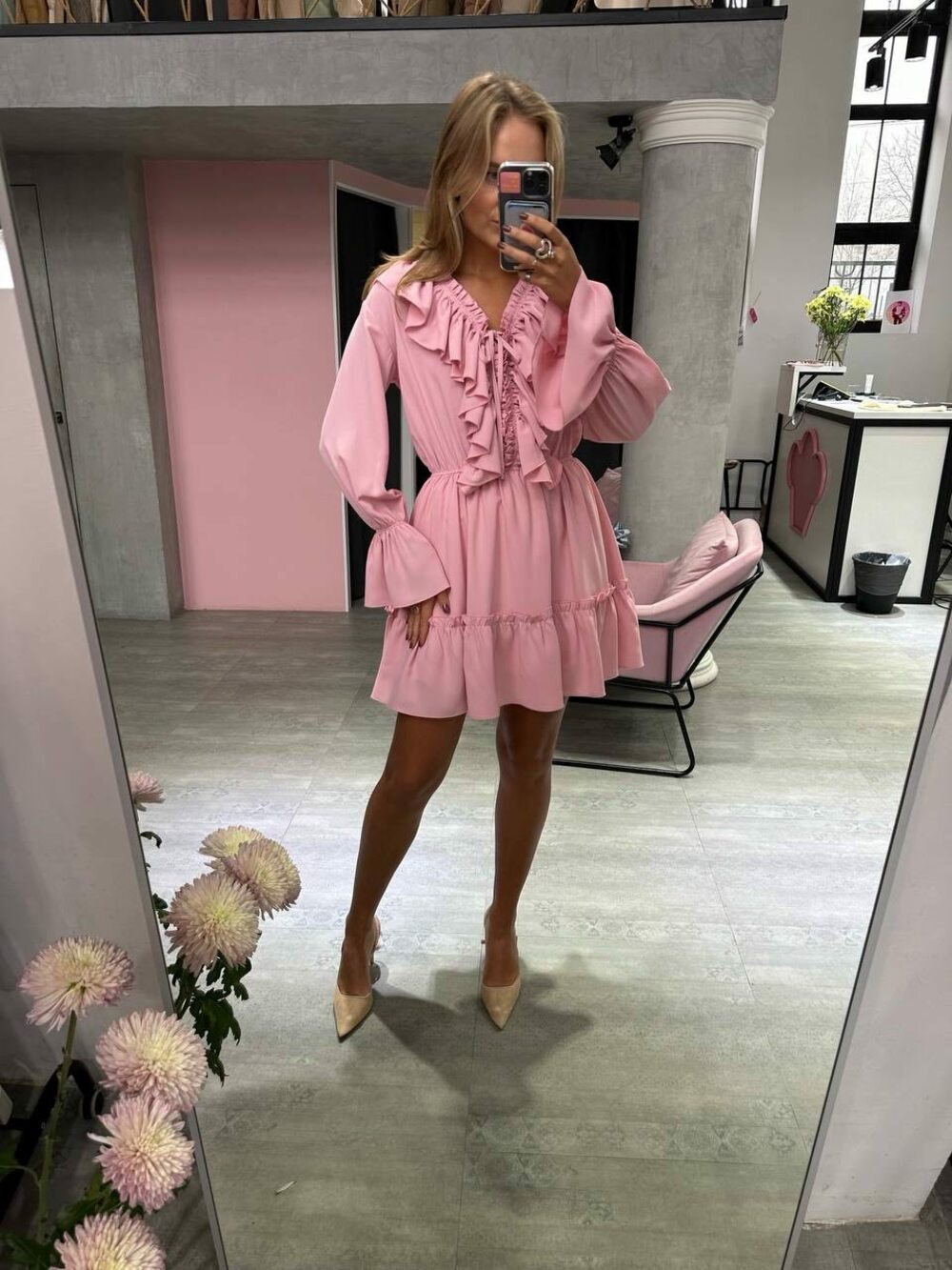 Стильне плаття з рушами, довгим рукавом, талія на гумці, колір пудра