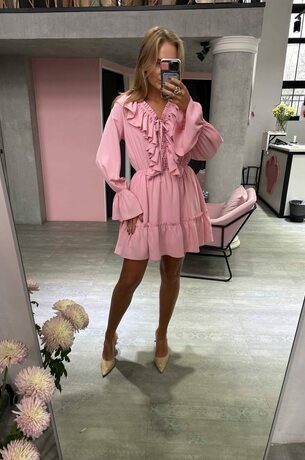 Стильное платье с рушами, длинным рукавом, талия на резинке, цвет пудра