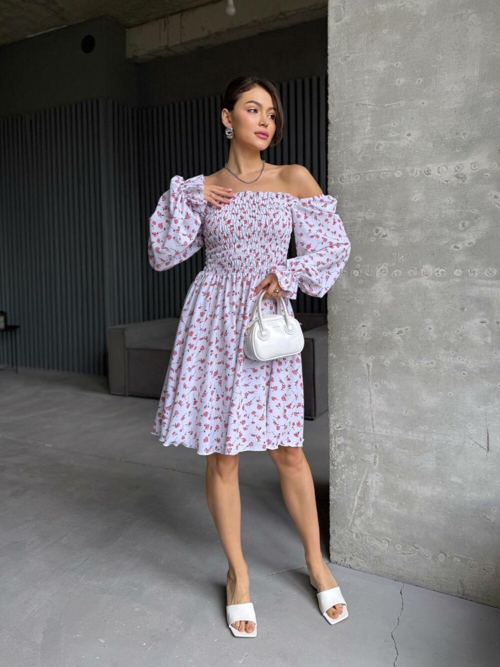 Платье с длинным рукавом и резинкой на груди, цвет белый