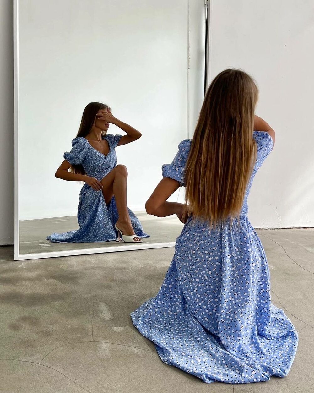 Модное платье с цветочным узором летящий фасон цвет голубой