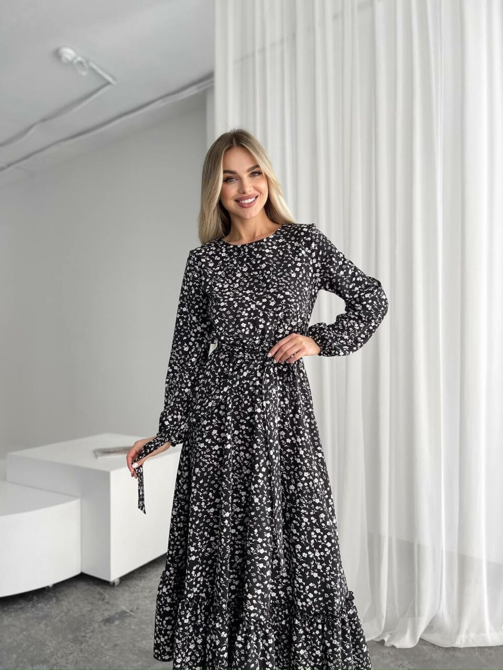 Сукня-міді з довгим рукавом та пояском, колір чорний