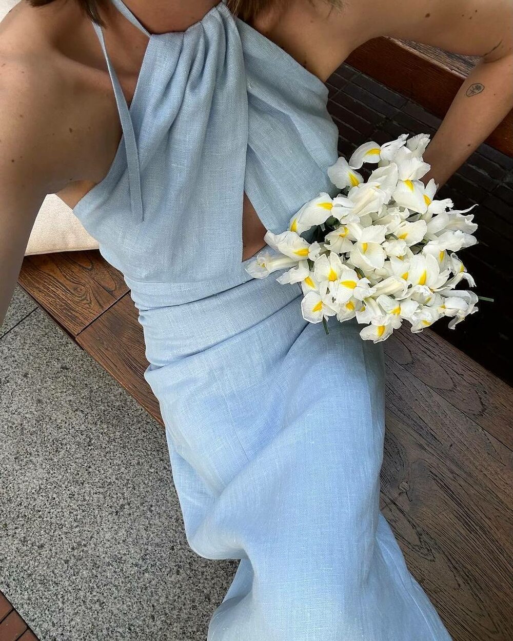 Сукня з оригінальним декольте та відкритою спиною, колір блакитний