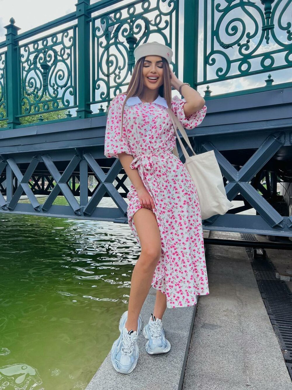 Сукня з білим коміром та поясочком, колір білий з рожевою квіточкою