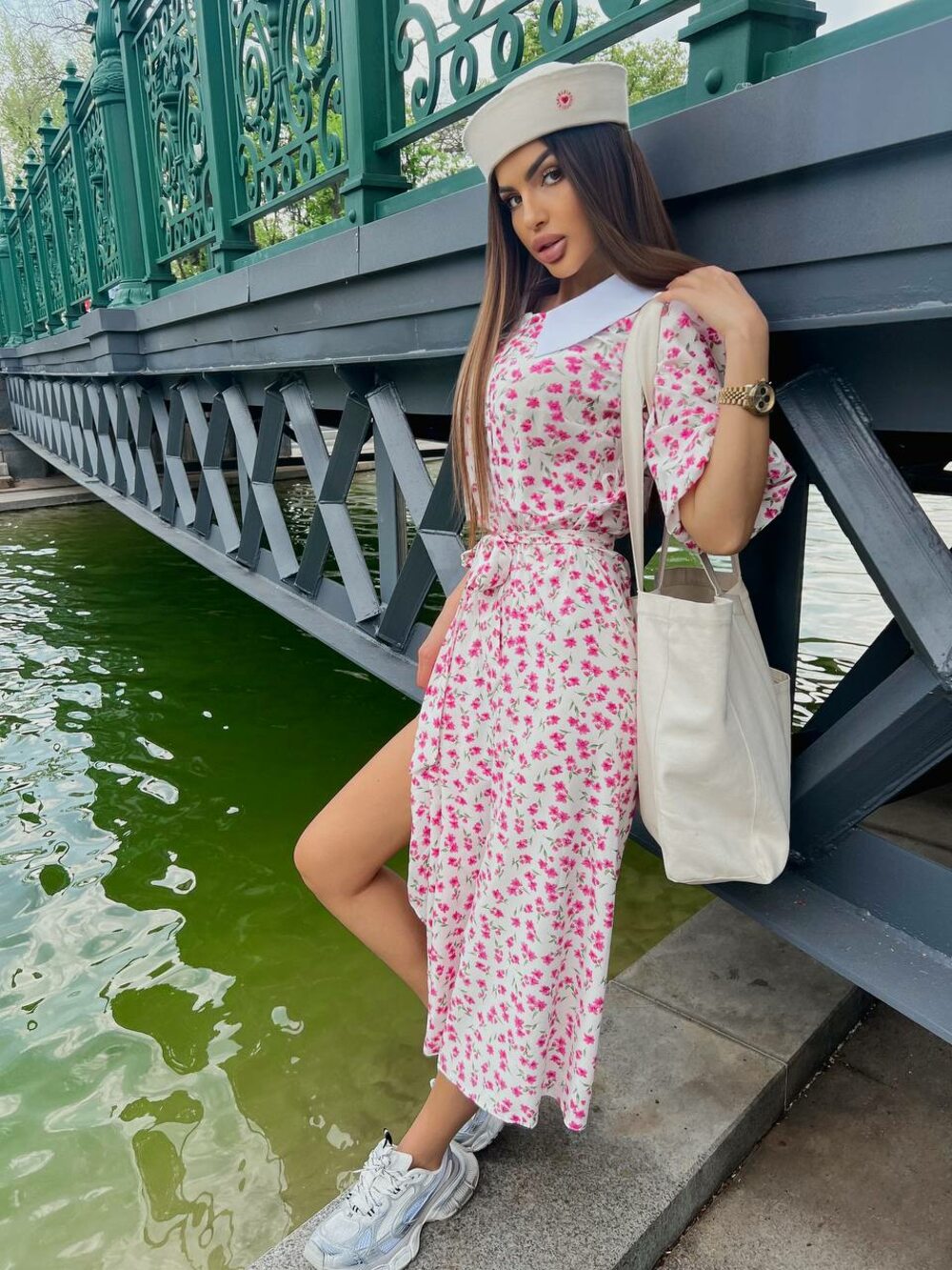 Сукня з білим коміром та поясочком, колір білий з рожевою квіточкою