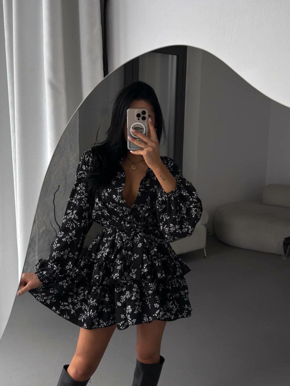 Міні-сукня з декольте, колір чорний