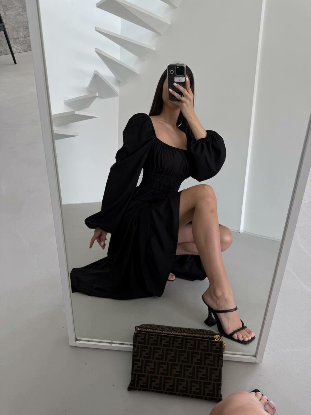 Платье с длинным рукавом и широкой резинкой на талии, цвет черный