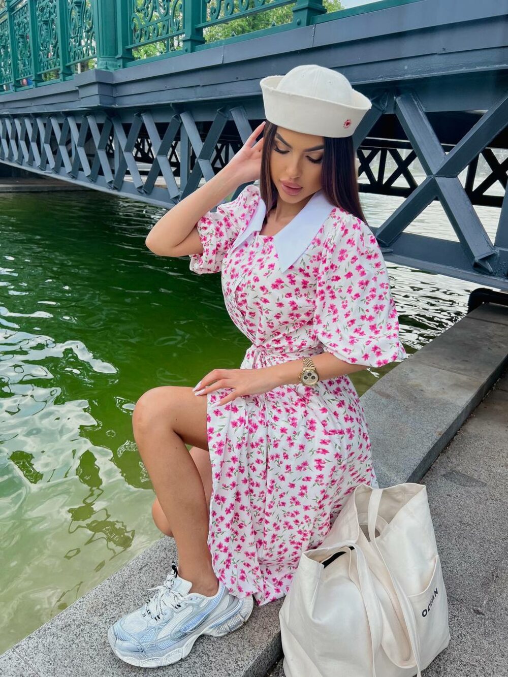 Сукня з білим коміром та поясочком, колір білий з рожевою квіточкою