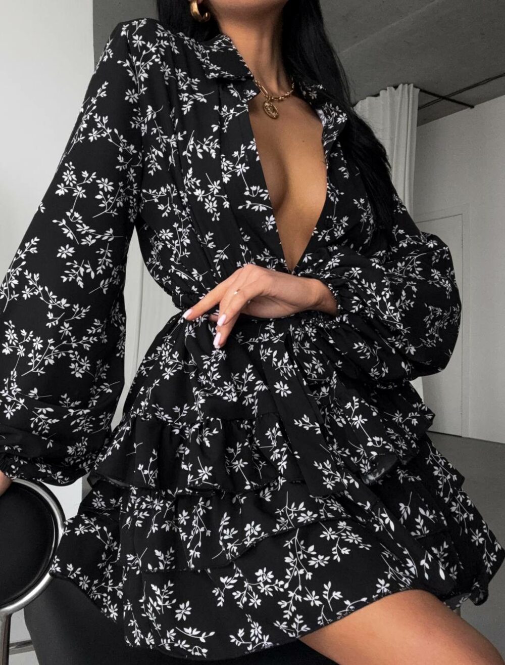 Міні-сукня з декольте, колір чорний