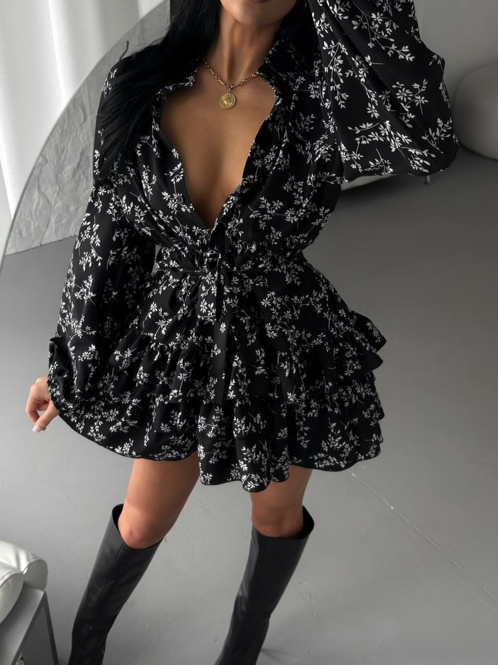 Міні-сукня з декольте, колір чорний