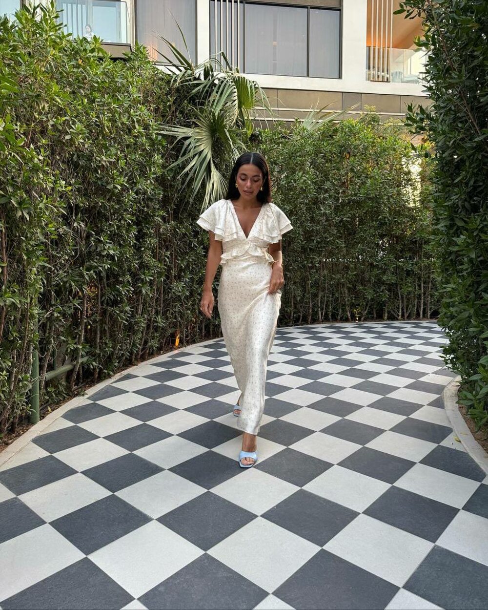 Легка сукня-максі з квітковим принтом, колір молочний