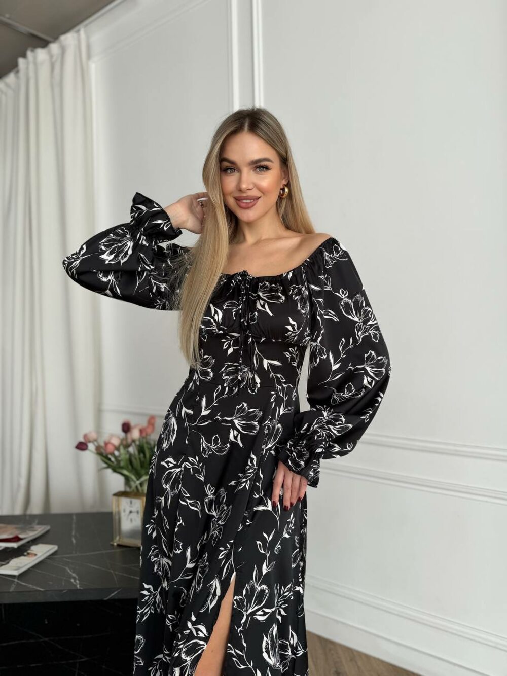 Сукня з довгим рукавом та розрізом, колір чорний