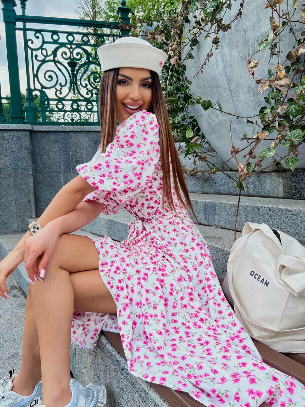 Сукня з білим коміром та поясочком, колір білий з рожевою квіточкою