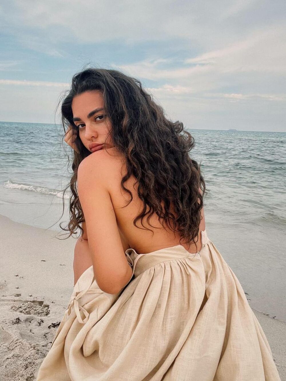 Плаття на бретельках з відкритою спиною, колір бежевий