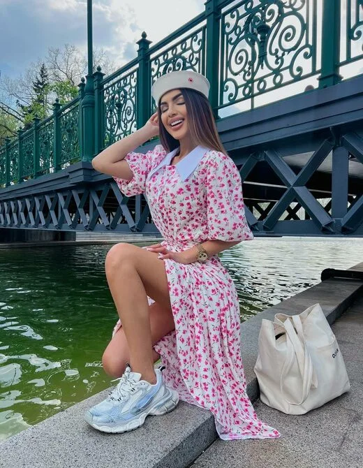 Сукня з білим коміром та поясочком, колір білий з рожевою квіточкою