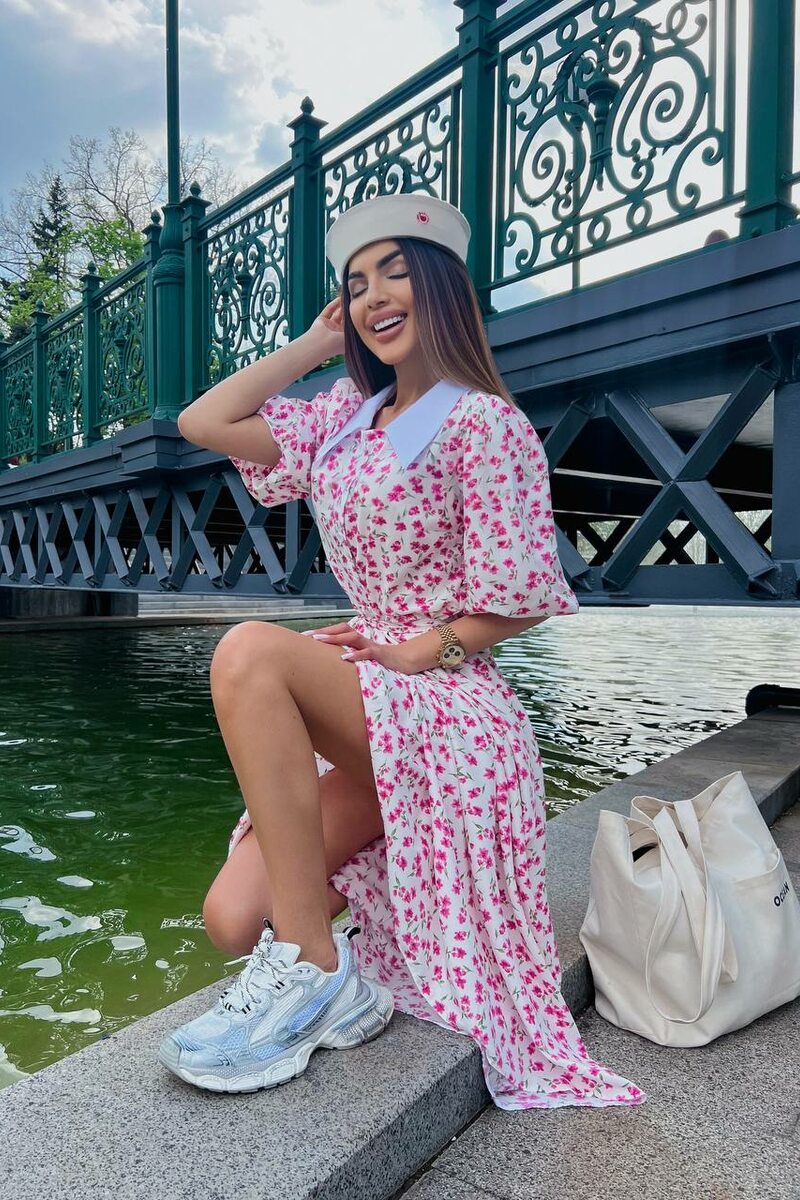 Платье с белым воротником и поясочком, цвет белый с розовым цветочком