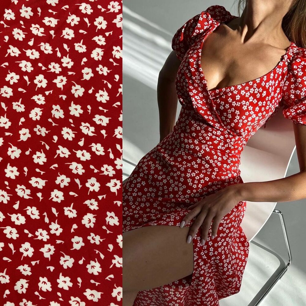 Модное платье с цветочным узором летящий фасон красного цвета