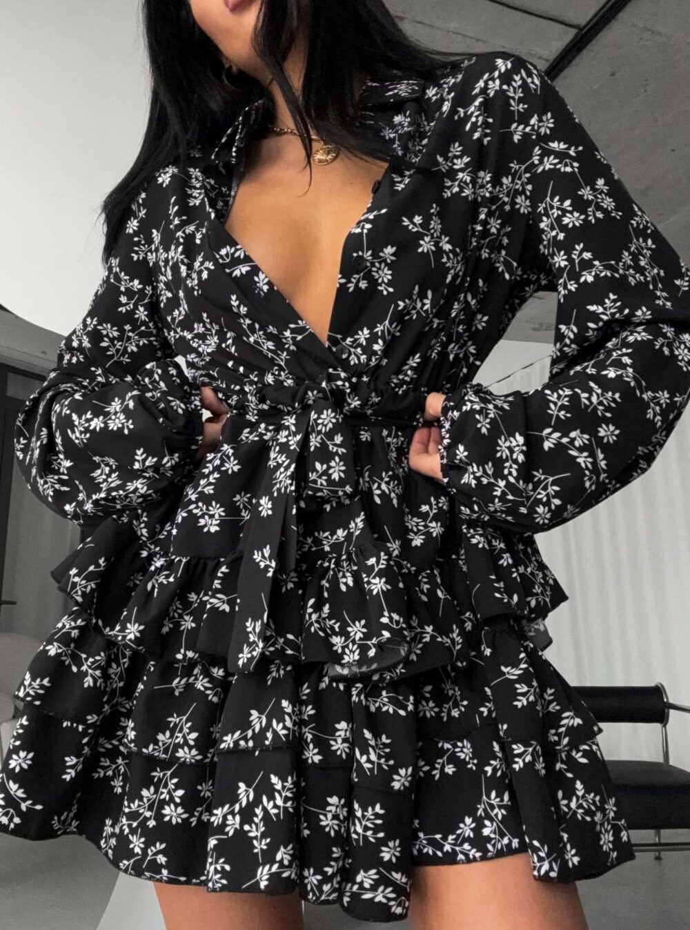 Міні-сукня з декольте, колір чорний