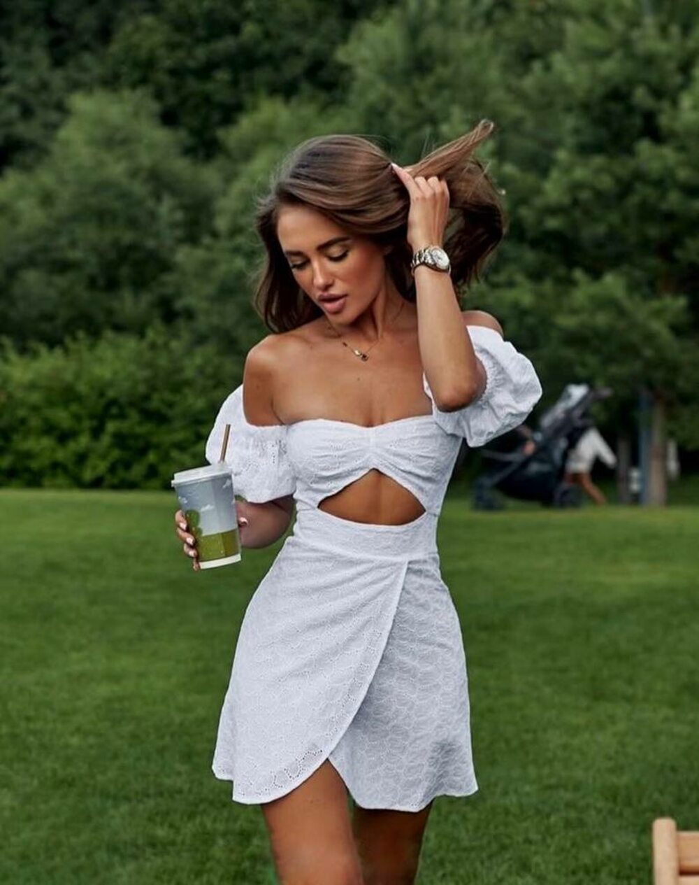 Сукня з відкритими плечима та вирізом під грудьми, колір білий