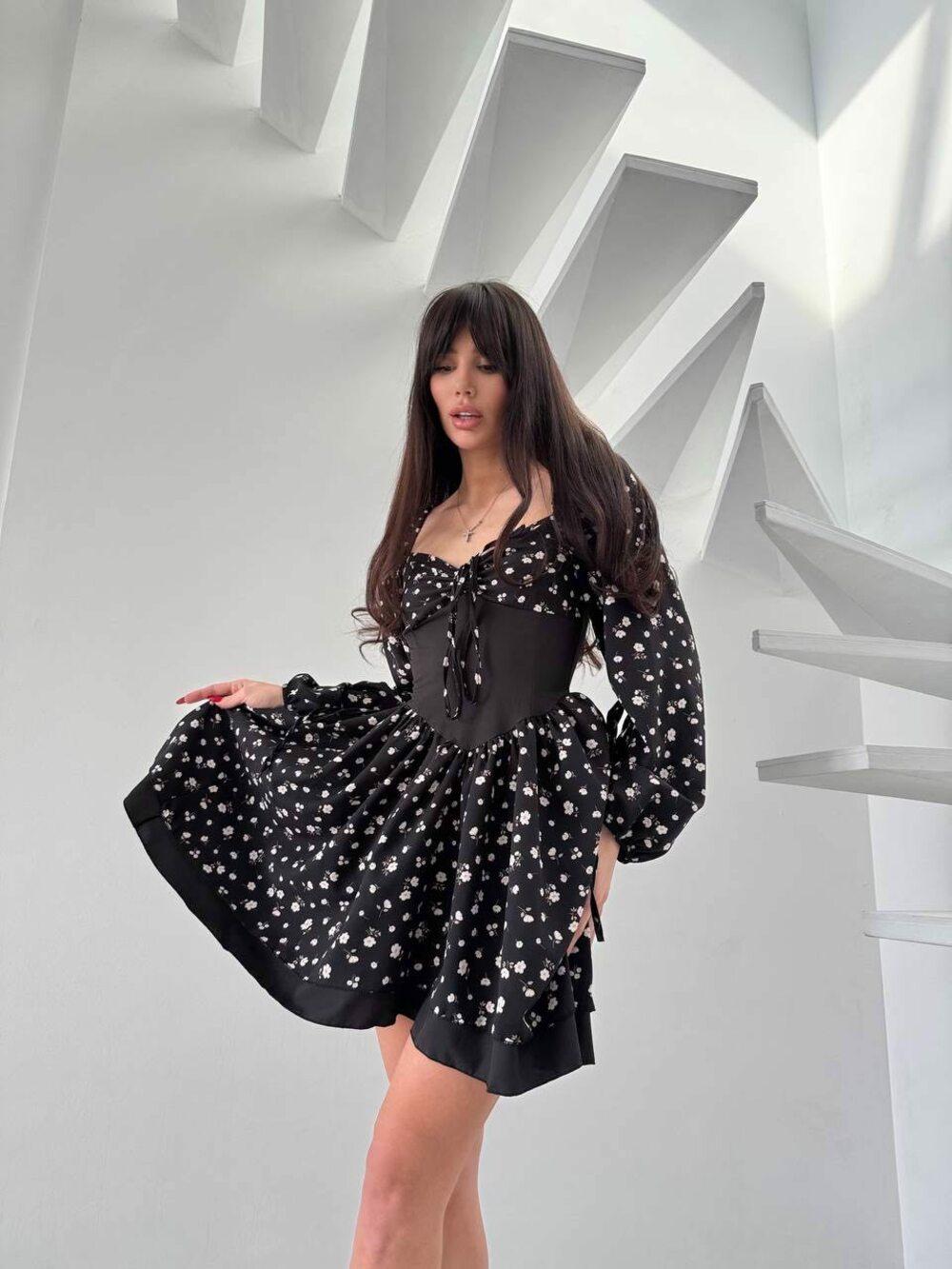 Чарівне квіткове плаття з довгим регульованим рукавом, корсетним поясом, бретелью для декольте та пишною асиметричною двошаровою спідницею міні. Колір чорний.