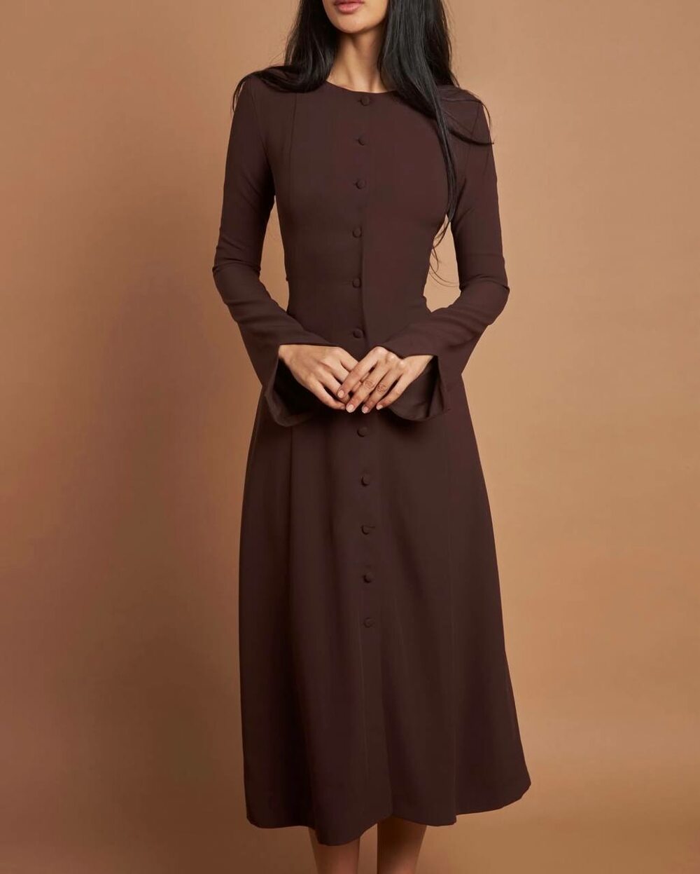 Сукня з ґудзиками спереду, шнурівкою та довгим рукавом з розрізом, колір шоколад