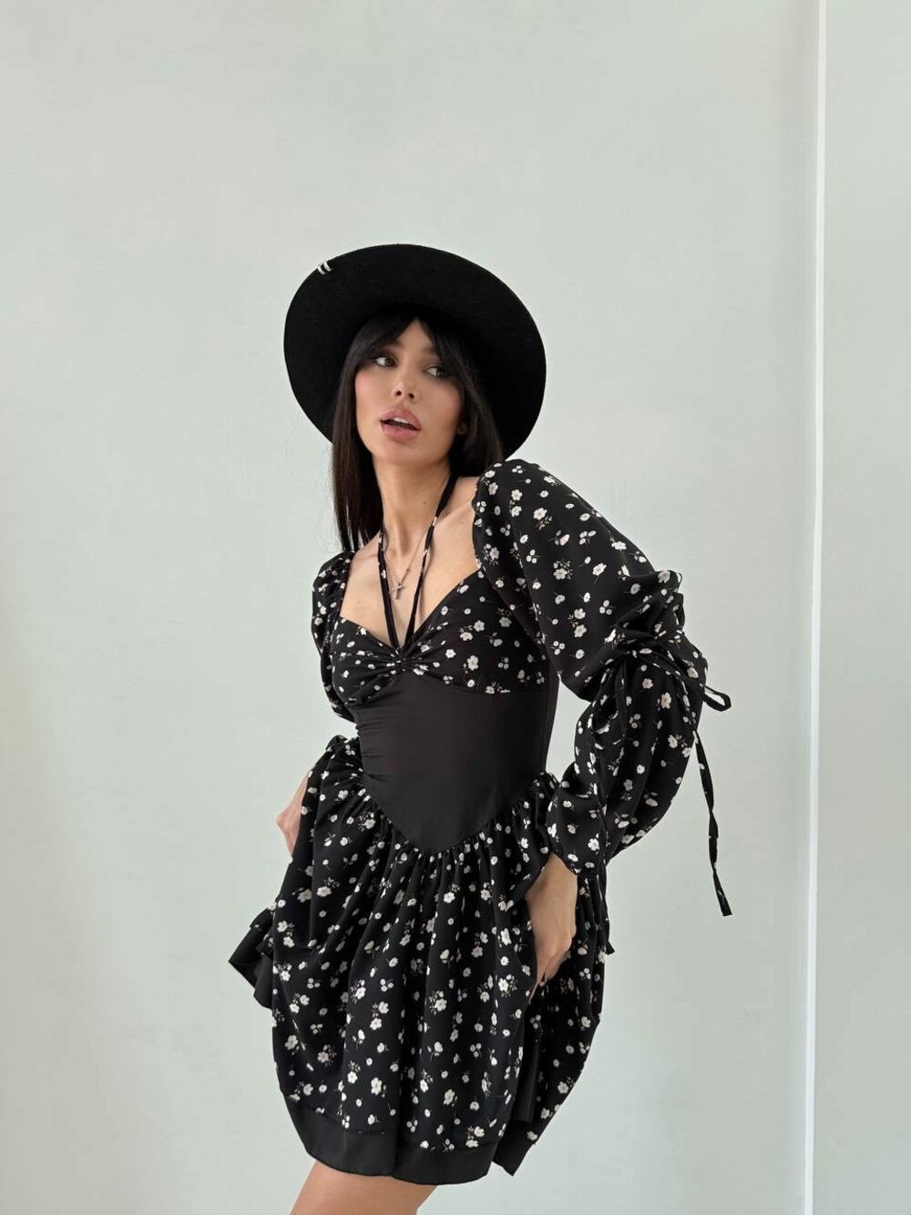 Чарівне квіткове плаття з довгим регульованим рукавом, корсетним поясом, бретелью для декольте та пишною асиметричною двошаровою спідницею міні. Колір чорний.