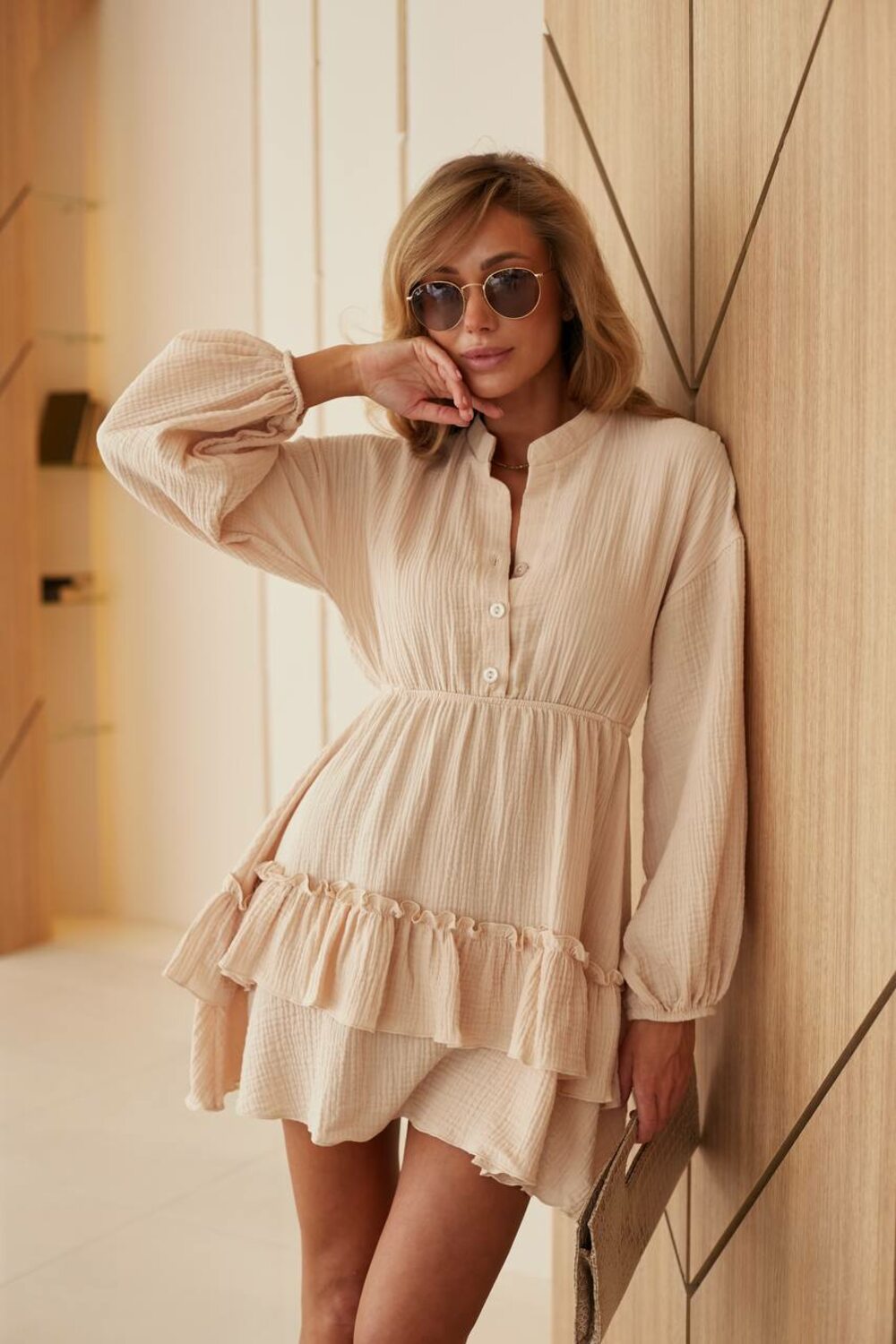 Міні-сукня з довгим рукавом і гудзиками на декольте, колір бежевий