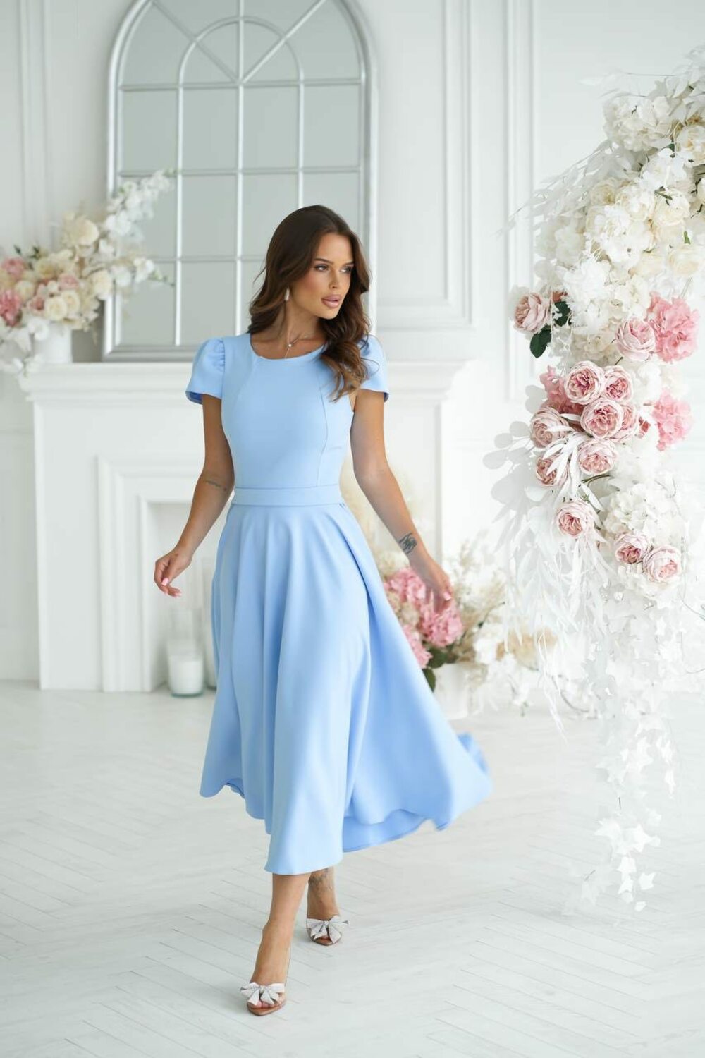 Сукня в касичному стилі, верх приталений із округлим вирізом та короткими рукавами, у комплекті пояс, спідниця "сонце". Колір блакитний.