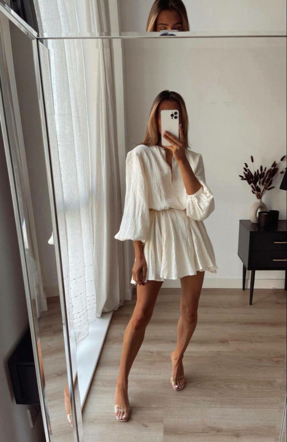 Легка міні-сукня, колір молочний