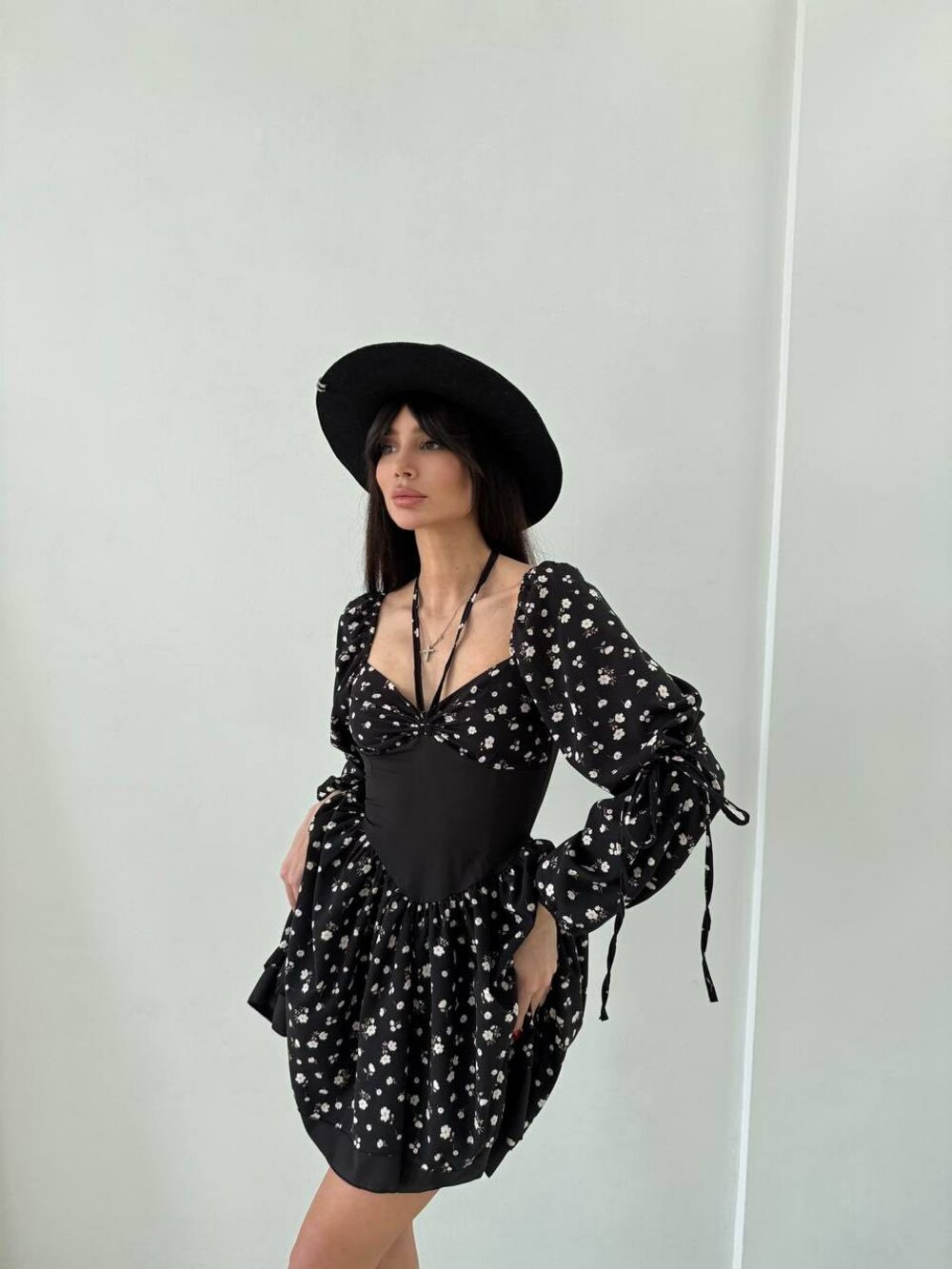 Чарівне квіткове плаття з довгим регульованим рукавом, корсетним поясом, бретелью для декольте та пишною асиметричною двошаровою спідницею міні. Колір чорний.