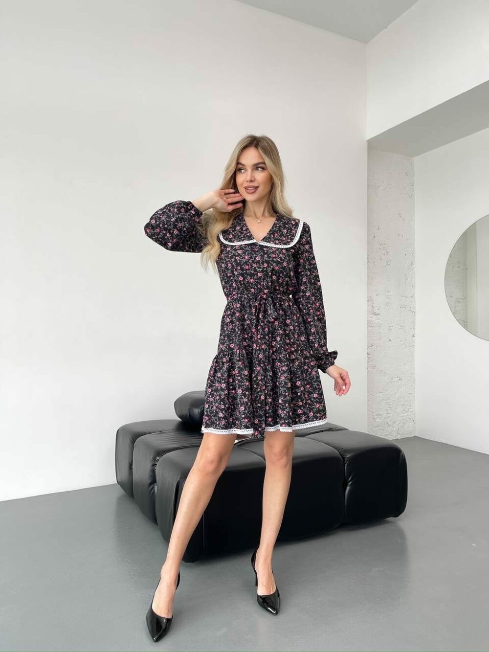 Шовкова сукня з пояском, талія на гумці, колір чорний з рожевим принтом.