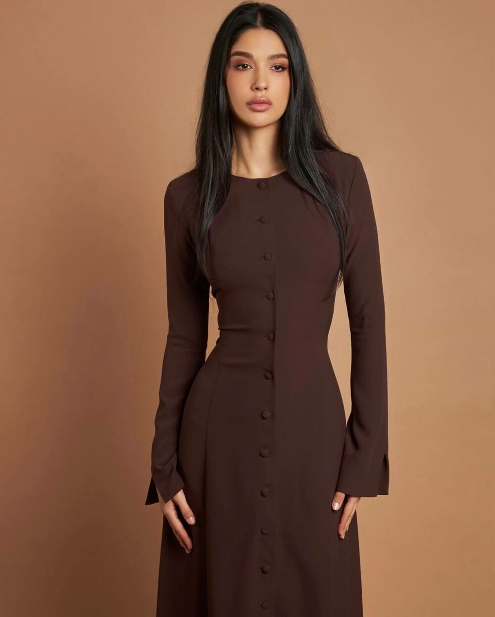 Сукня з ґудзиками спереду, шнурівкою та довгим рукавом з розрізом, колір шоколад