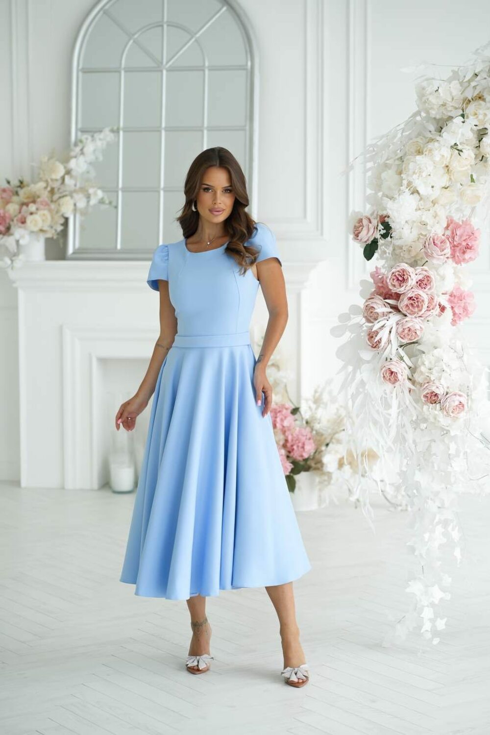 Сукня в касичному стилі, верх приталений із округлим вирізом та короткими рукавами, у комплекті пояс, спідниця "сонце". Колір блакитний.