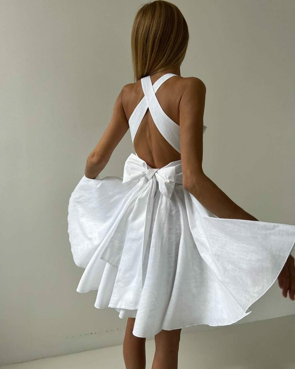 Льняна сукня з відкритою спиною та бантом на спині, колір білий.