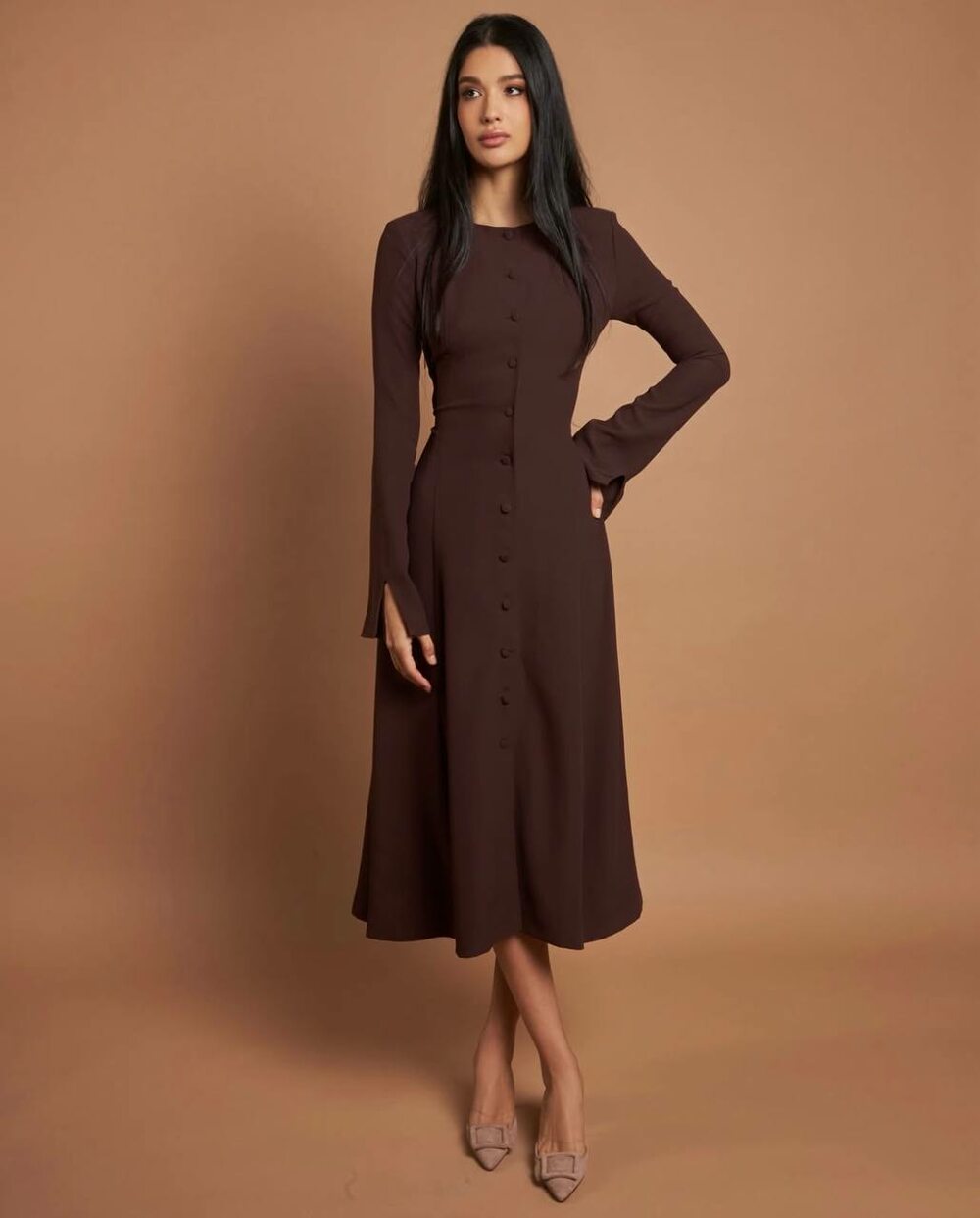 Сукня з ґудзиками спереду, шнурівкою та довгим рукавом з розрізом, колір шоколад