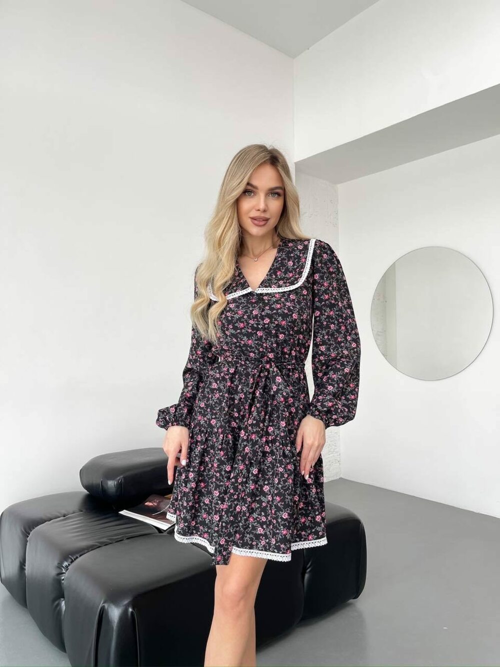 Шовкова сукня з пояском, талія на гумці, колір чорний з рожевим принтом.