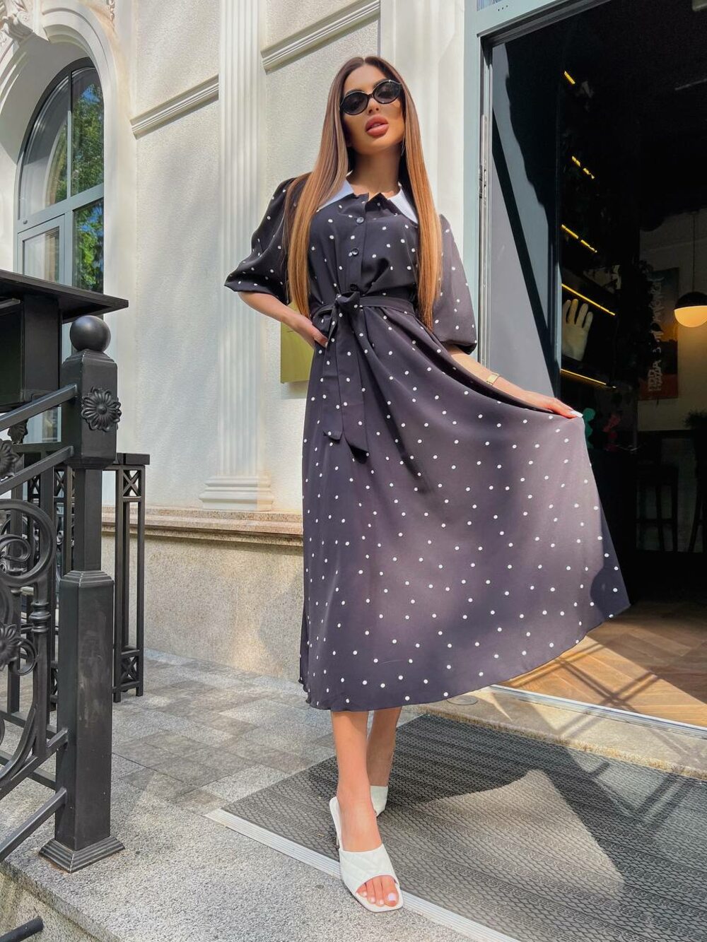 Сукня з білим коміром та поясочком, колір чорний з дрібним горошком