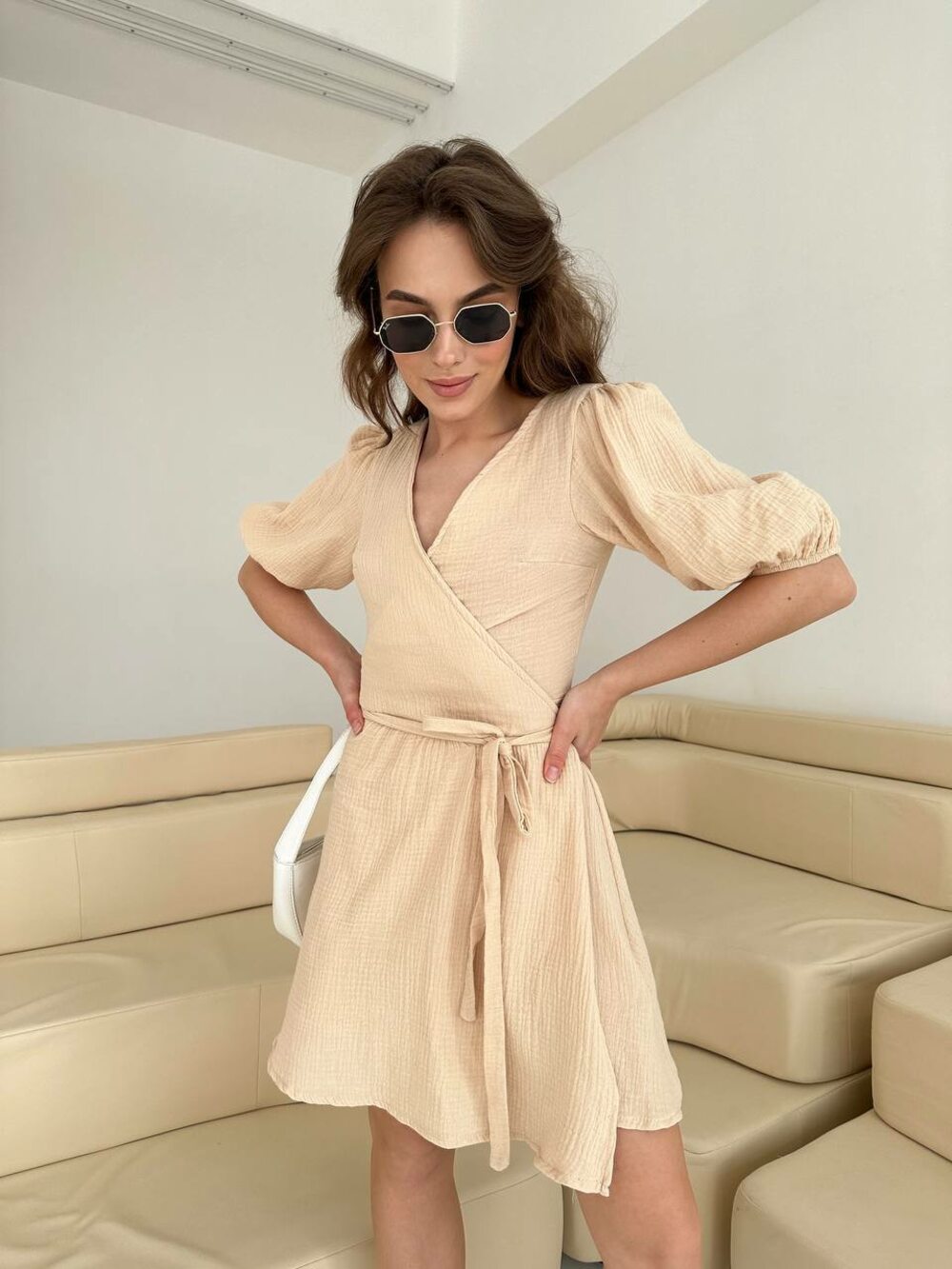 Легка сукня на запах, колір бежевий