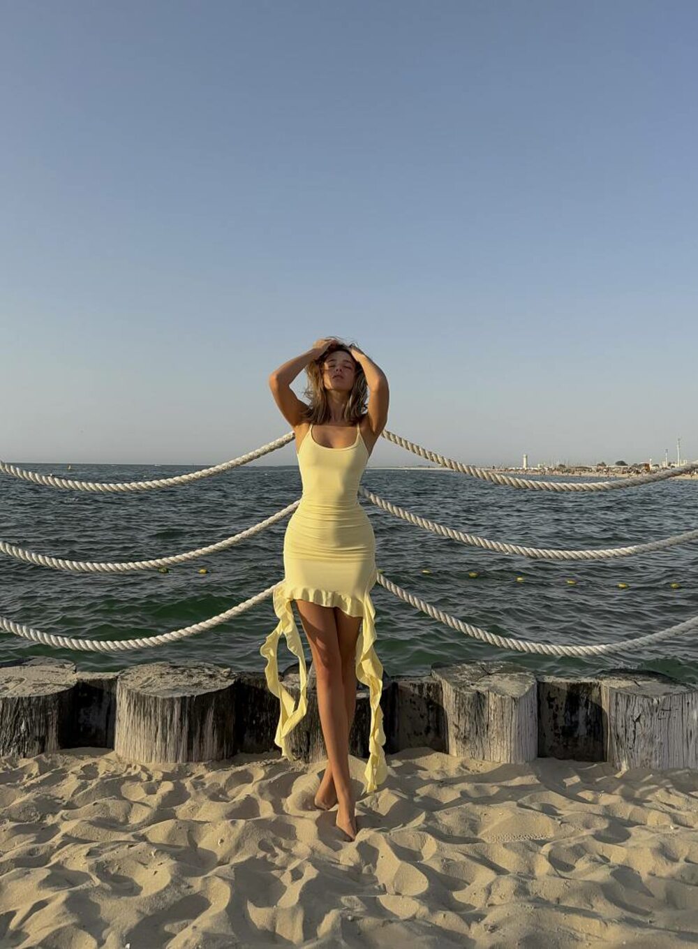 Сукня оригінального крою на бретельках, колір лимонний