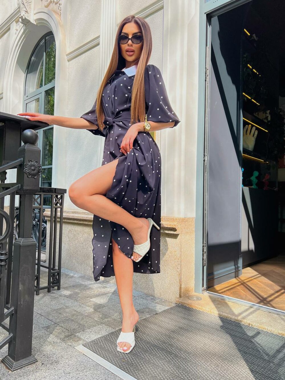 Сукня з білим коміром та поясочком, колір чорний з дрібним горошком