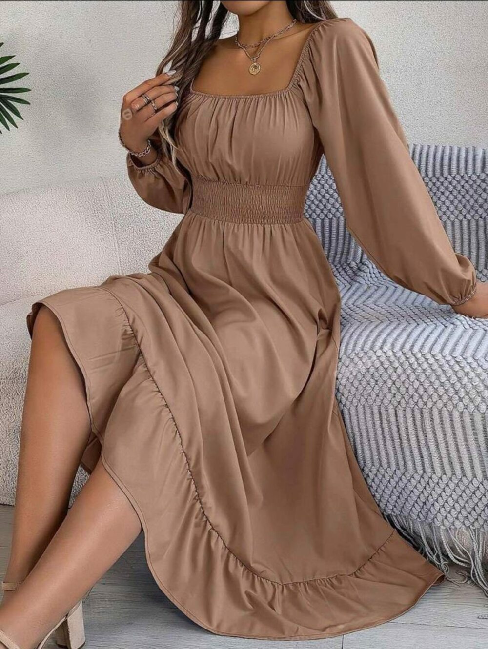 Стильне плаття-максі з довгим рукавом, квадратне декольте, талія на резинці, колір моко