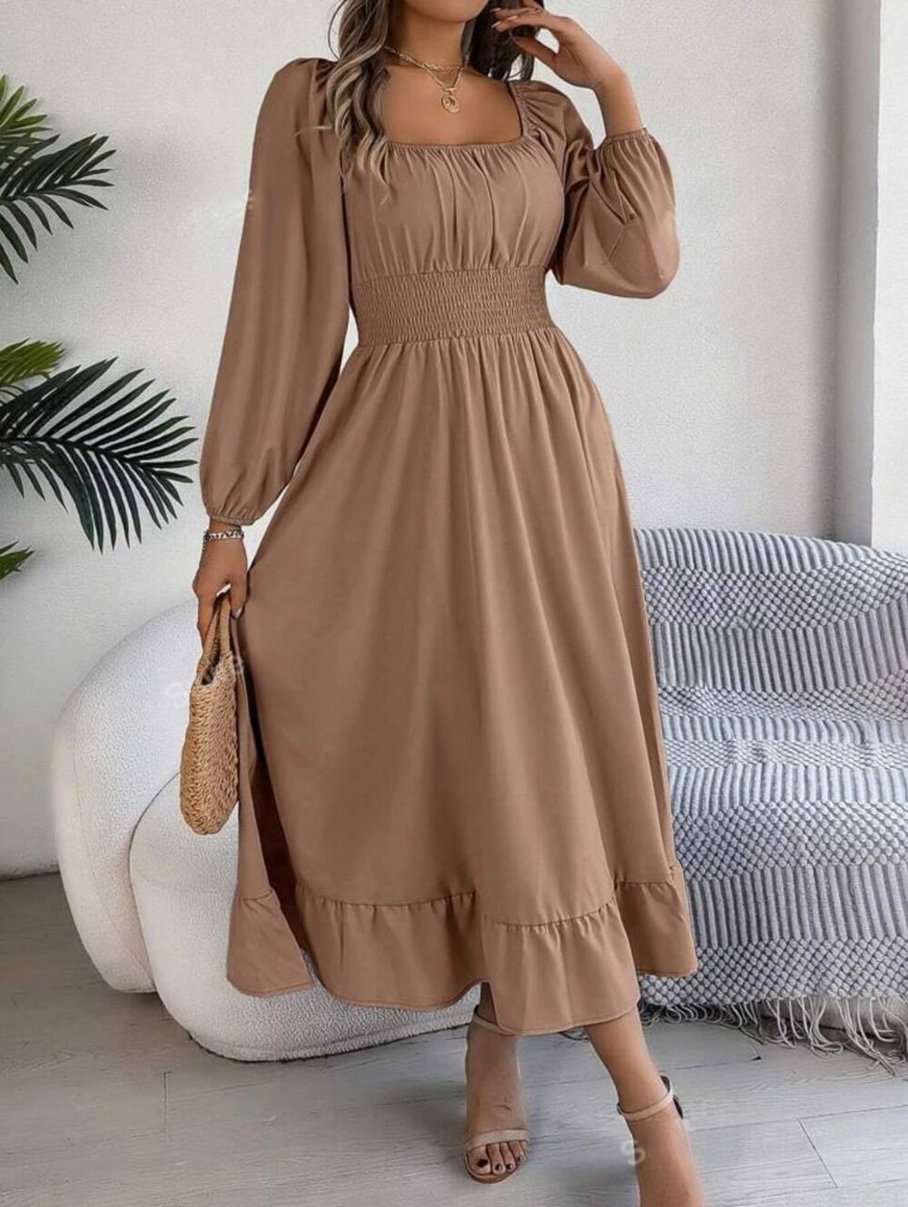 Стильне плаття-максі з довгим рукавом, квадратне декольте, талія на резинці, колір моко