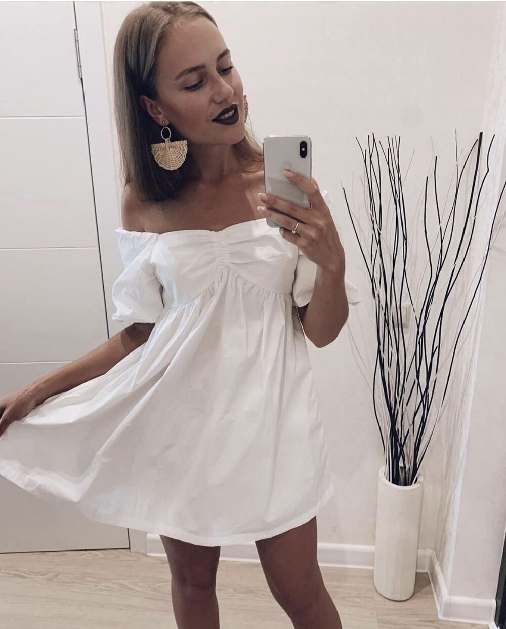 Белое мини платье фонарик